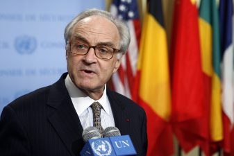 Jean-Marc de la Sablière speaks to journalists following a meeting of the UN Security Council in May 2007. Photo: UN Photo / Eskinder Debebe